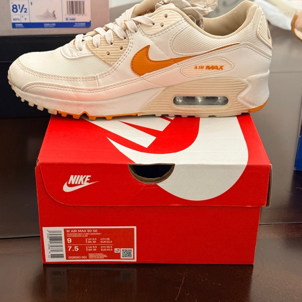 Nike Air Max 90 SE in Cream and Orange
